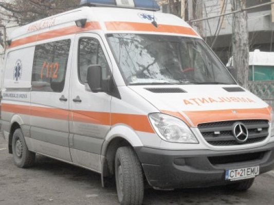 Un copil de 5 ani, internat după ce a fost lovit de maşină